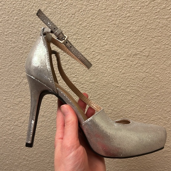 BRASH Shimmering Silver High Heels Size 7 Ankle Strap and Cross Over Strap - Picture 2 of 13